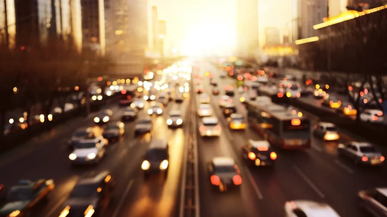 Jazda autem we śnie: Co symbolizuje? Sennik tłumaczy znaczenie