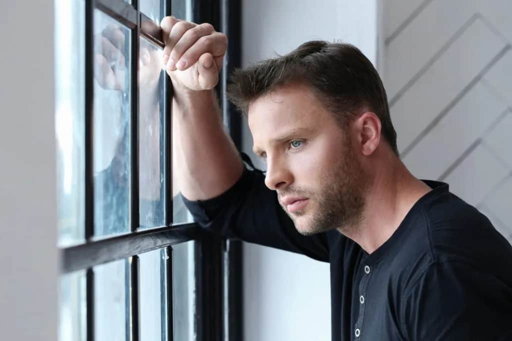 Sennik obcy mężczyzna w domu: Co naprawdę oznacza ten niepokojący sen