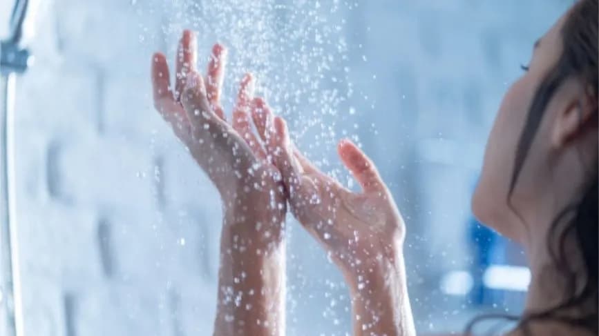 Prysznic w twoich snach: Co symbolizuje dla twojego życia i oczyszczenia?