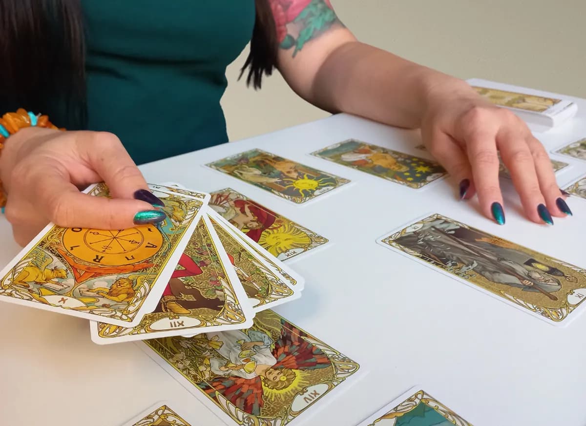 Tarot intencyjny: jak świadomie używać kart tarota dla lepszych odczytów