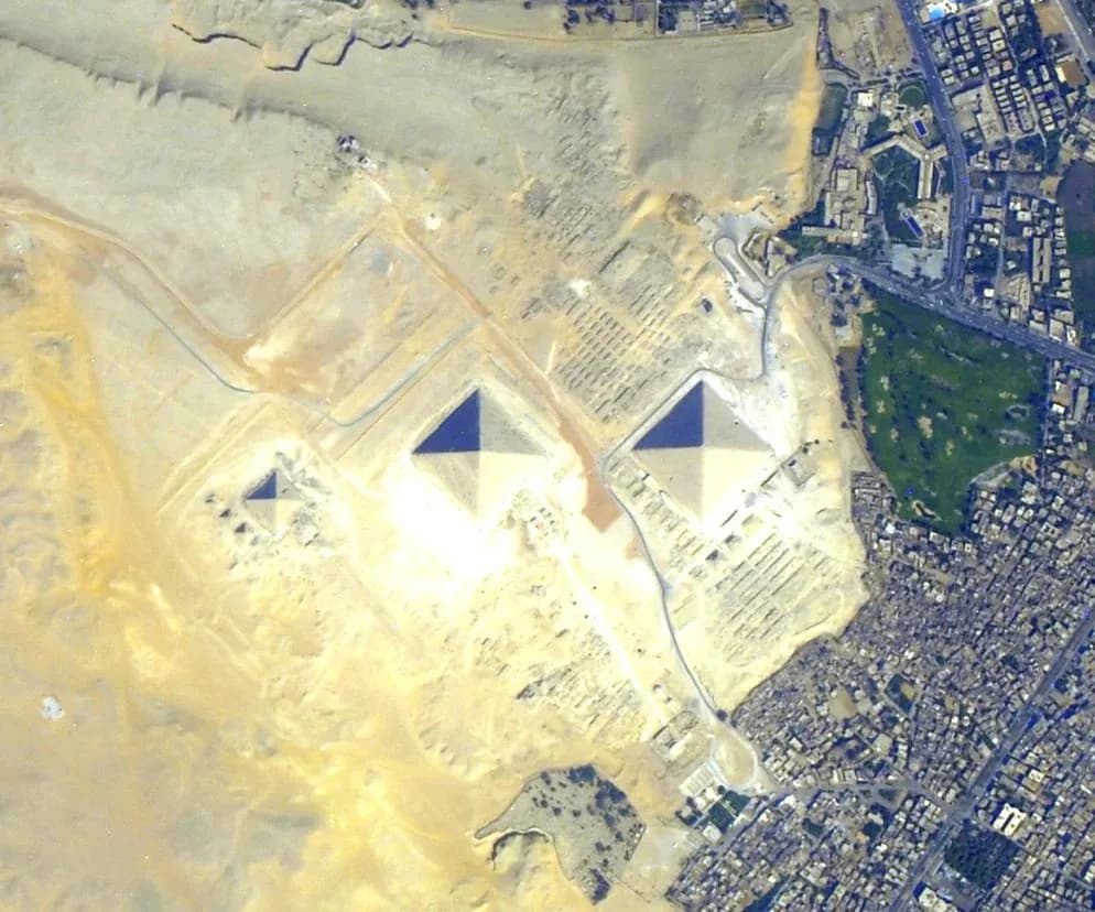 Fascynujące obiekty widoczne z kosmosu: prawda i mity o widoku Ziemi