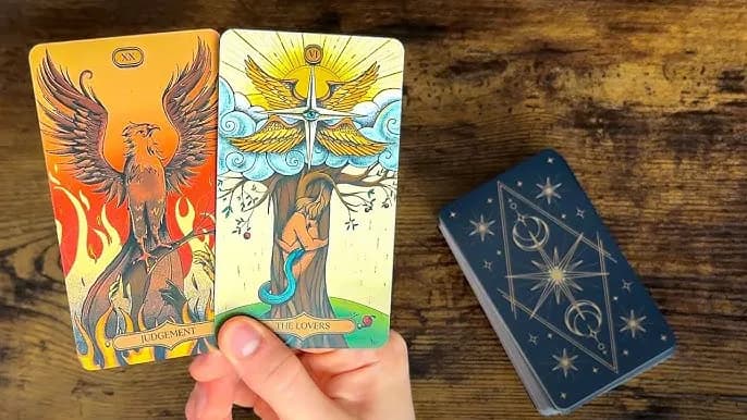 Tarot co on myśli: odkryj prawdziwe uczucia i intencje w relacji