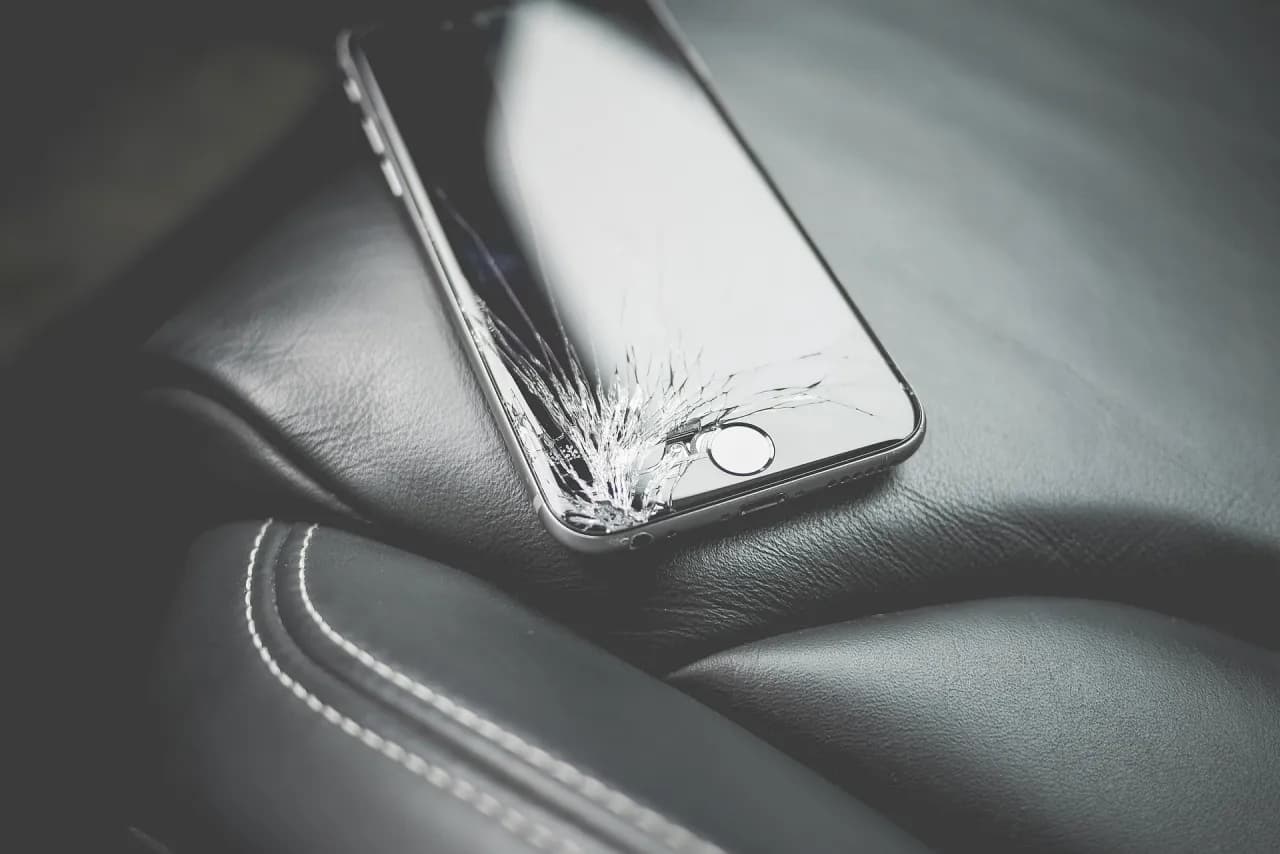 Rozbity ekran telefonu we śnie: co oznacza i jak go interpretować?