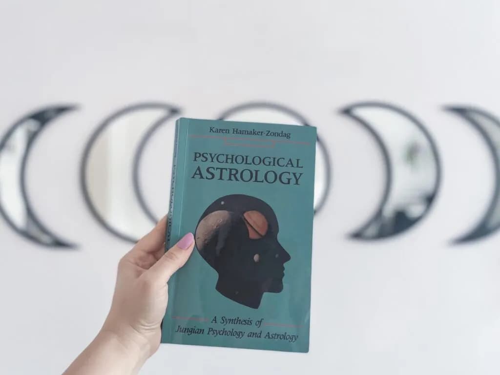 Najlepsze książki o astrologii: odkryj tajemnice swojego znaku