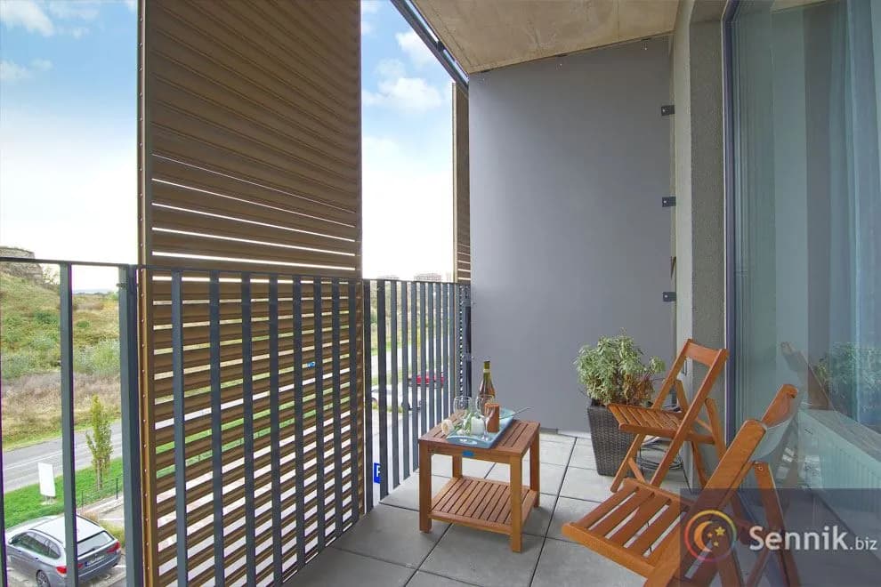 Sennik: Ktoś spada z balkonu - znaczenie i symbolika snu