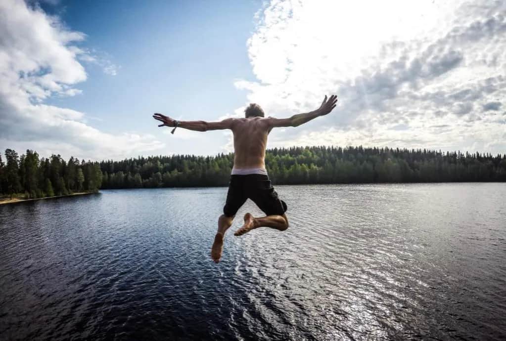 Sennik: Ktoś wpada do wody - Znaczenie i interpretacja snu